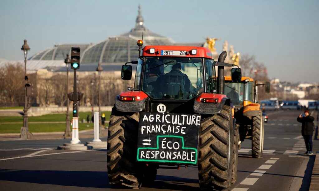 Agricultores franceses dirigem seus tratores durante protesto por regulamentações ambientais, em Paris, França