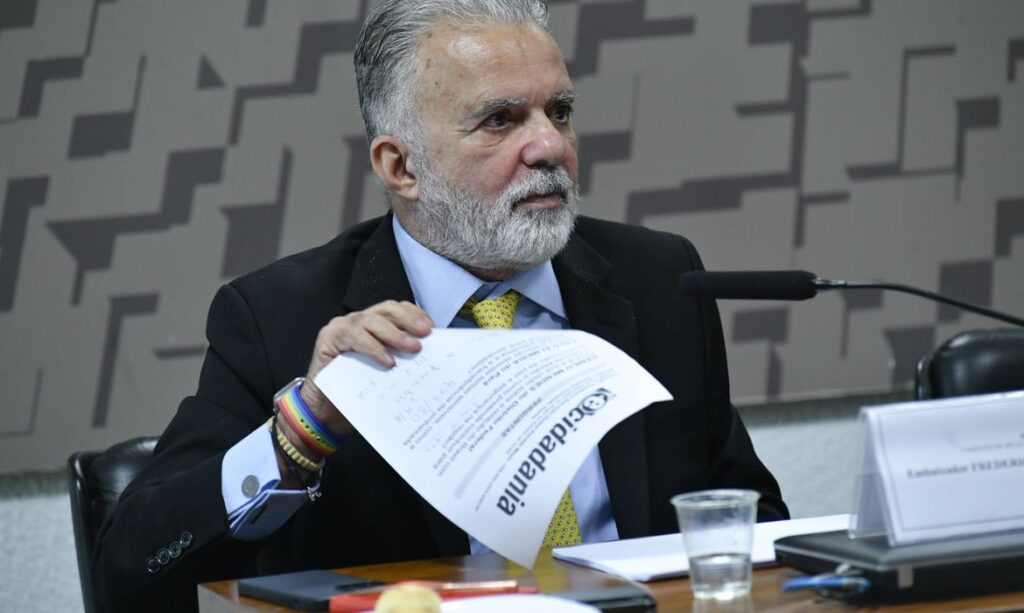 Comissão de Relações Exteriores e Defesa Nacional (CRE) realiza sabatina de embaixadores indicados para ocupar representações do Brasil em outros países e em organizações internacionais.

Mesa:
indicado para o cargo de Embaixador do Brasil em Israel (MSF 17/2023), Frederico Salomão Duque Estrada Meyer, em pronunciamento.
 
Foto: Geraldo Magela/Agência Senado
