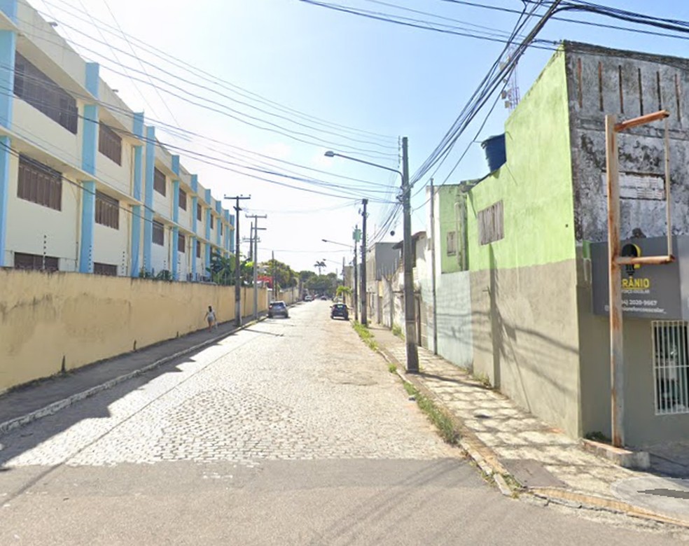 Rua onde ocorreu o assalto no bairro Alecrim, na Zona Leste de Natal — Foto: Divulgação/Google Street View