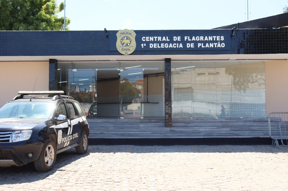 Delegada concedeu entrevista na Central de Flagrantes - 1ª Delegacia de Plantão - Natal/RN — Foto: Divulgação / Polícia Civil RN