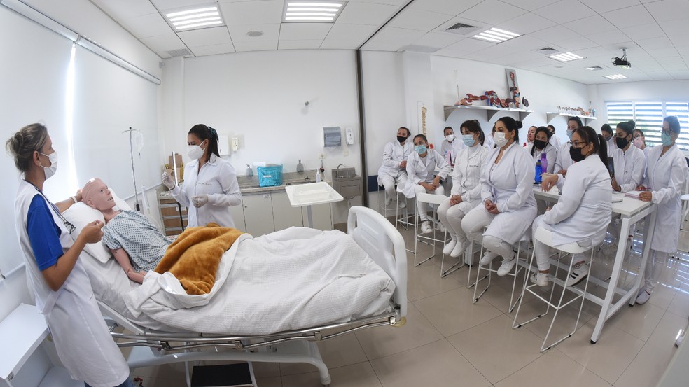 Alunos do curso Técnico em Enfermagem durante aula prática  — Foto: Bruno Tadashi