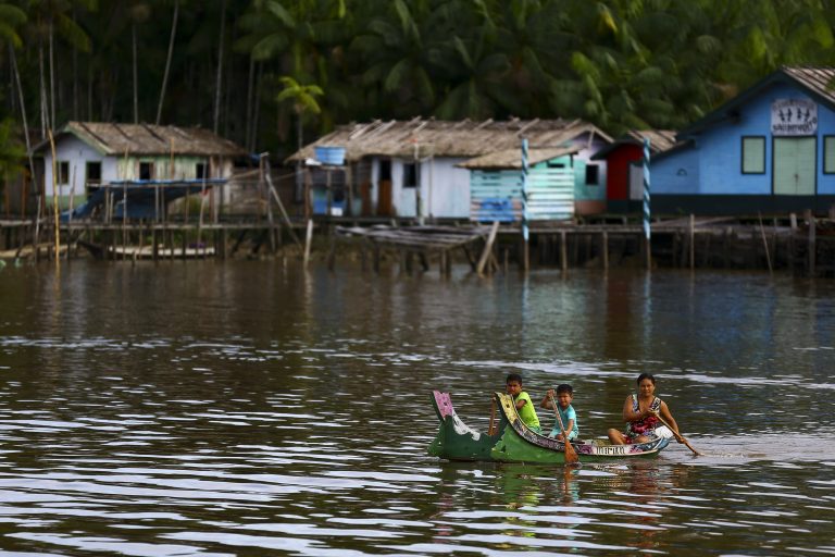 Transportes - barcos e portos - ribeirinhos Amazônia população ribeirinha canoas (Afuá-PA, ilha de Marajó)