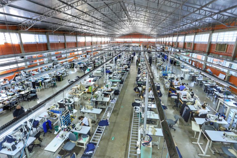 Pessoas trabalhando em fábrica de roupas