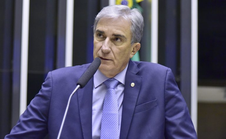 Rafael Simões discursa na tribuna do Plenário