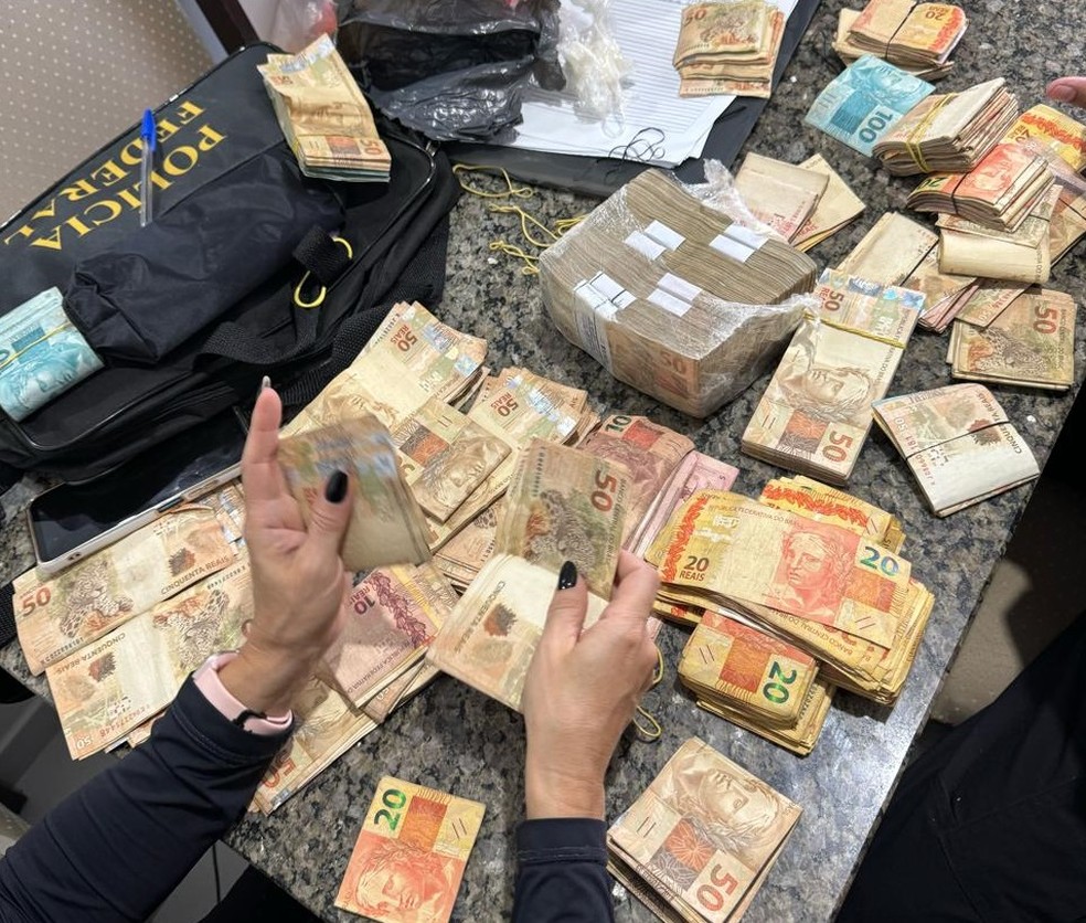 Força Tarefa apreende R$ 100 mil durante cumprimento de mandados no RN — Foto: PF/Divulgação