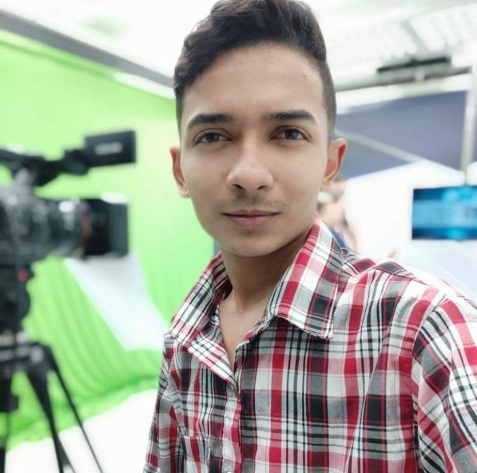 Carlos Romão Barbosa Filho, de 24 anos, conhecido como 'Jubileu', trabalhava como cinegrafista na TV Cidade Oeste — Foto: Reprodução