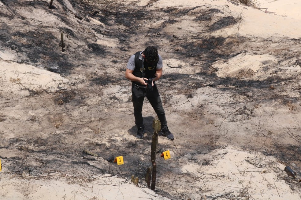 Itep e PF fazem perícia em área atingida por incêndio no Morro do Careca — Foto: Divulgação/Itep