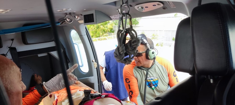 Vítima de acidente é resgatada pelo Helicóptero Potiguar 2 da Seded — Foto: Sesed/Divulgação
