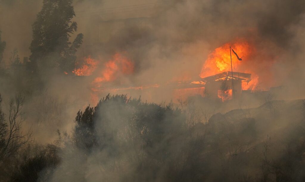 Casas queimam em meio à propagação de incêndios florestais em Vina del Mar, Chile, 3 de fevereiro de 2024. REUTERS/Rodrigo Garrido