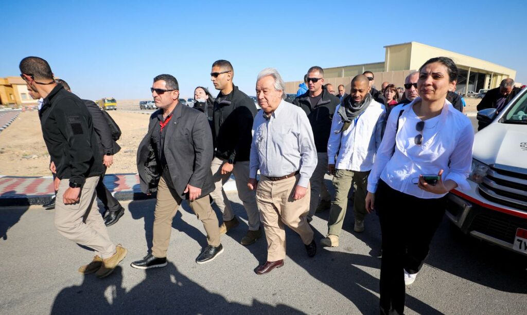 Egito, 23-03- 2024.O secretário-geral das Nações Unidas, Antonio Guterres, fala à mídia, depois de visitar a passagem de fronteira de Rafah, entre o Egito e a Faixa de Gaza, enquanto os membros do Crescente Vermelho Egípcio coordenam a ajuda a Gaza, no Aeroporto Al Arish,  REUTERS/Mohamed Abd El Gany
