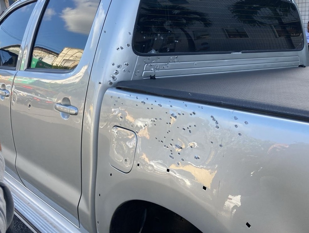 Carro ficou com vários disparos de bala — Foto: Redes sociais