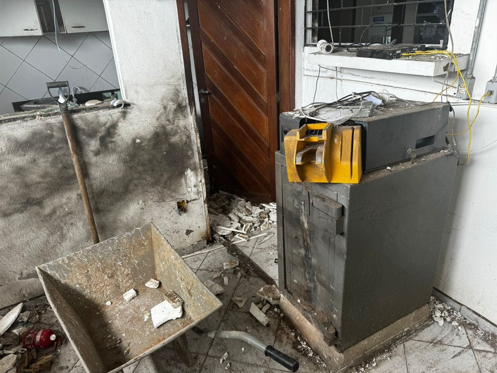 Criminosos tentaram arrombar cofre com explosivo, mas não conseguiram — Foto: Emerson Medeiros/Inter TV Cabugi