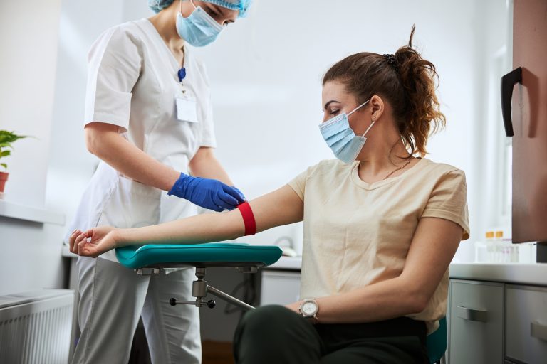 Mulher fazendo exame de sangue