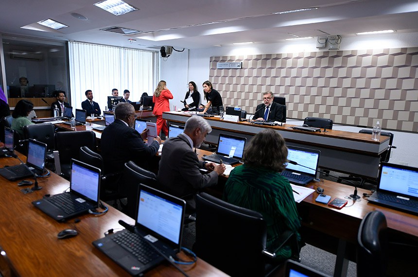 Mesa: 
presidente da CE, senador Flávio Arns (PSB-PR).