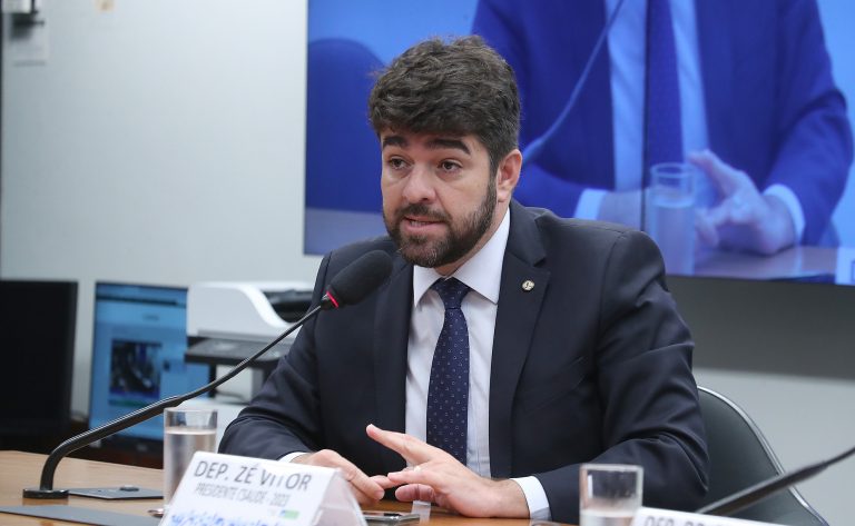 Deputado Zé Vitor fala ao microfone