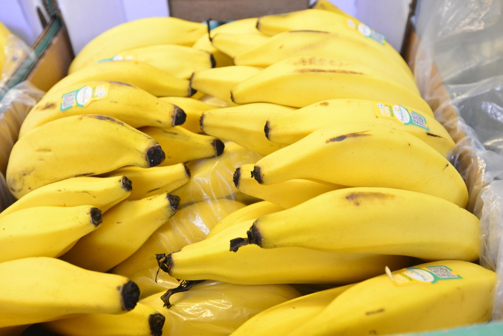 Banana está entre os seis produtos  que tiveram aumento nos preços médios — Foto: Júlio César Costa/g1