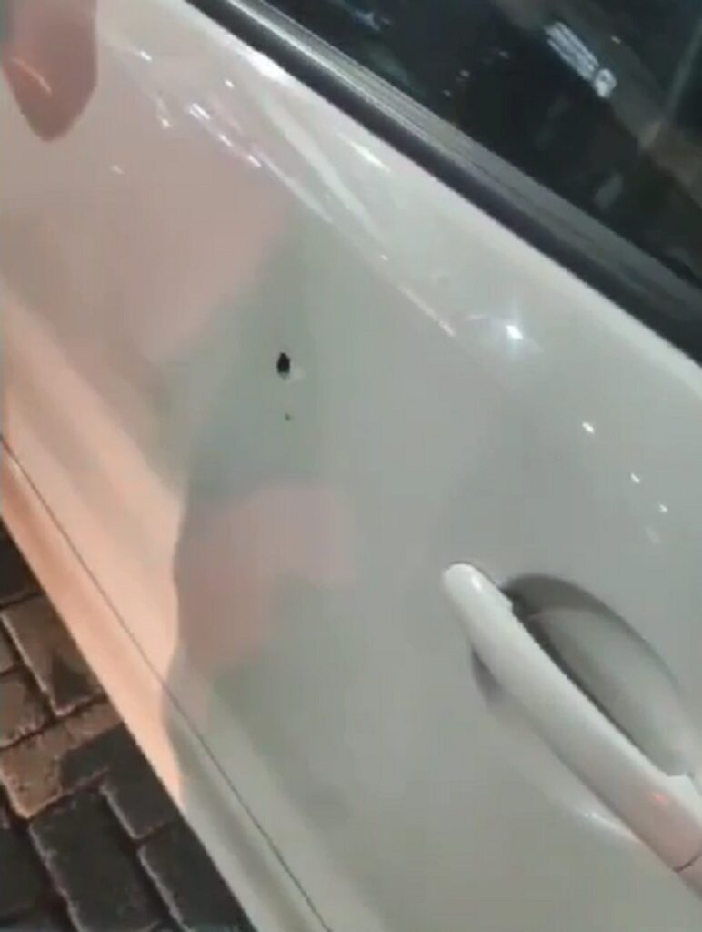 Marca de tiro no carro do policial penal baleado na Grande Natal — Foto: Reprodução