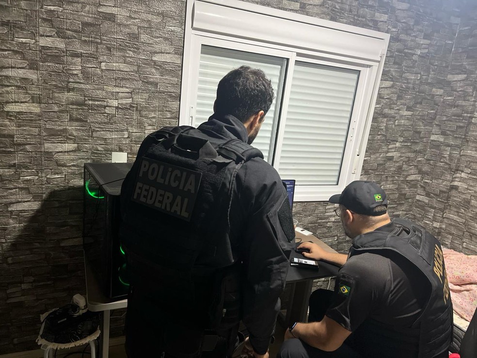 Policiais federal cumprem mandados de busca e apreensão em 21 unidades da federação — Foto: Divulgação/PF