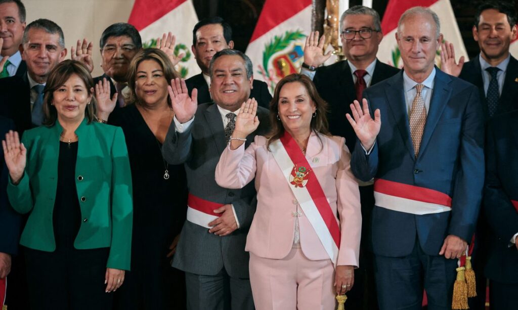 Presidente do Peru Dina Boluarte com ministros
 1/4/2024   REUTERS/Sebastian Castaneda