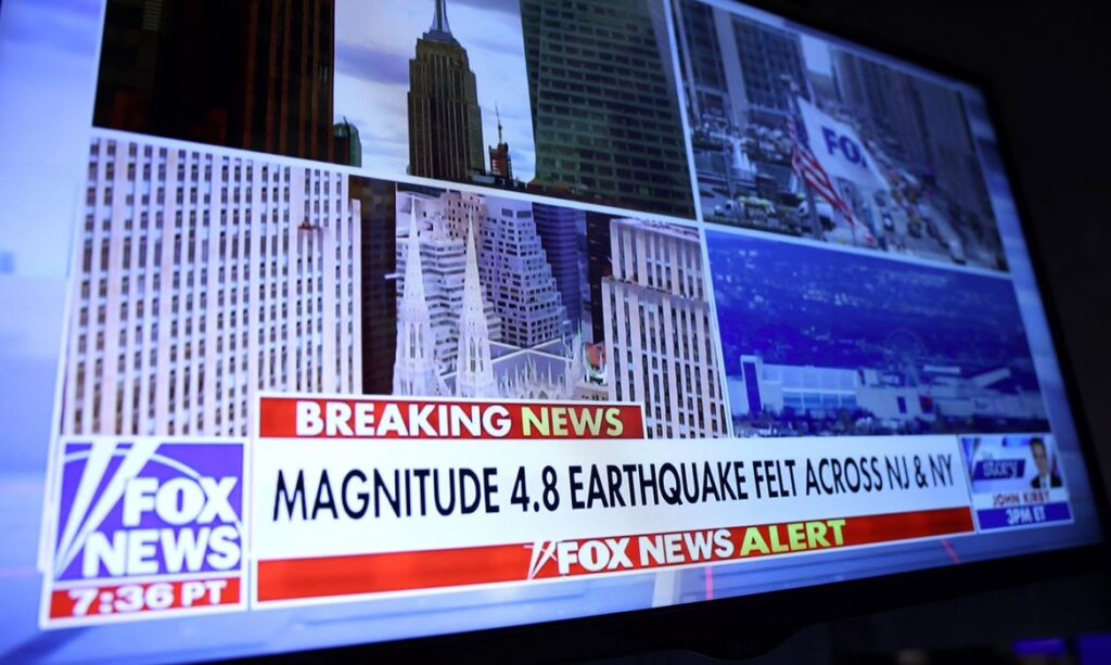 Tela na bolsa de Nova York mostra notícia sobre terremoto na cidade
05/04/2024
REUTERS/Andrew Kelly