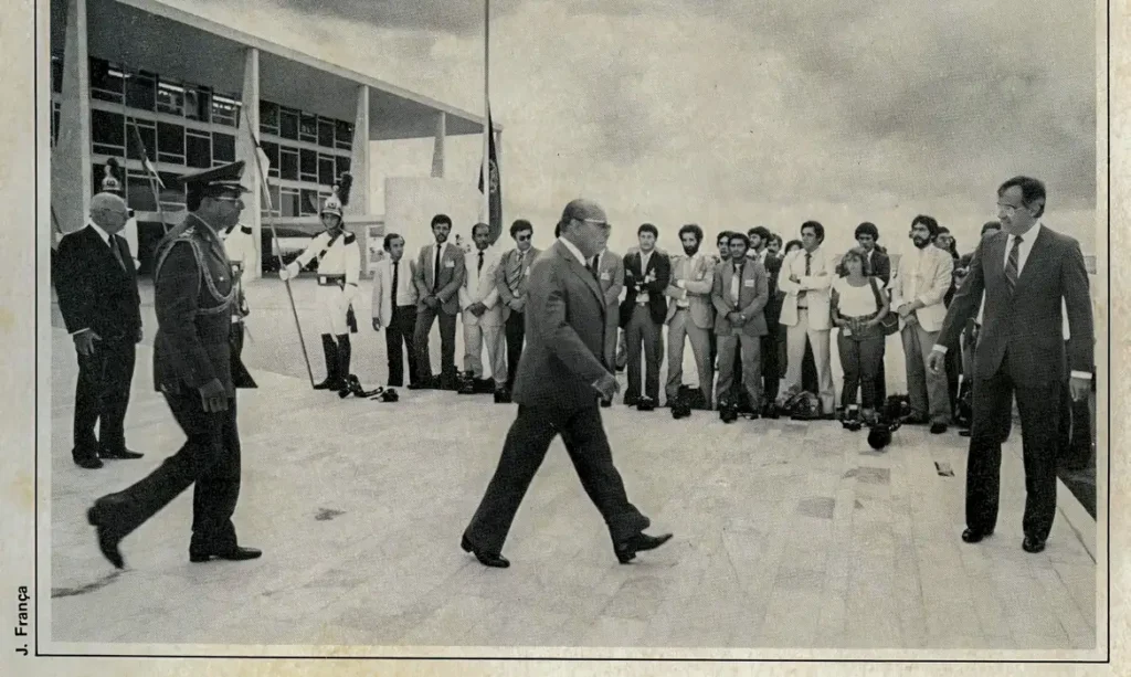 Brasília (DF) 06/04/2024 - Jornalistas credenciados do palácio do Planalto  durante protesto na saida do então presidente João Baptista Figueiredo em janeiro de 1984.
Foto: A Culpa é da Foto/J.França/Divulgação
