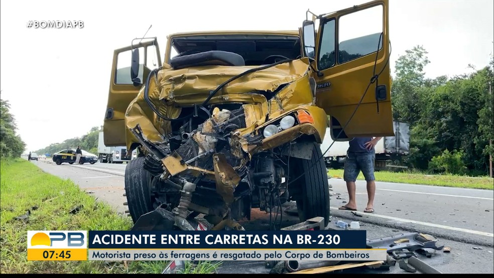 Carreta ficou destruída após colisão — Foto: TV Cabo Branco/Reprodução