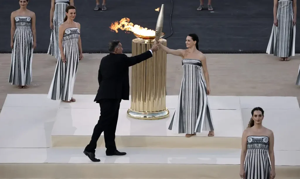 Organizadores dos Jogos de Paris recebem chama olímpica em Atenas 
26/4/2024   REUTERS/Louisa Gouliamaki