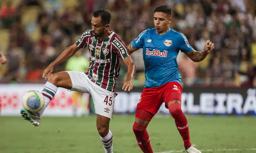 Lima, autor de dois gols na partida, disputa a bola com Jadsom Silva - Fluminense 2 x 2 Bragantino, em 13/04/2024, no Maracanã - primeira rodada