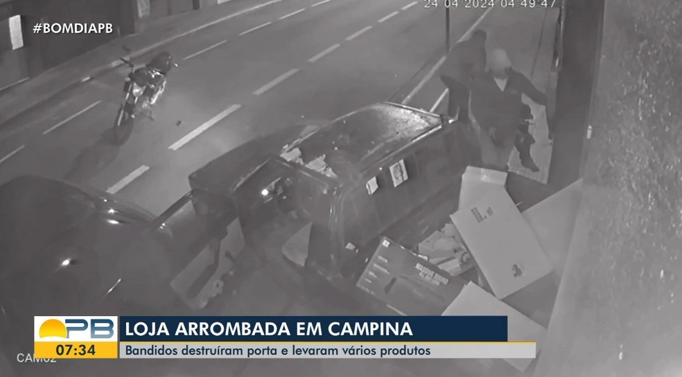 Câmeras de segurança registraram arrombamento de loja em Campina Grande — Foto: Reprodução/TV Paraíba