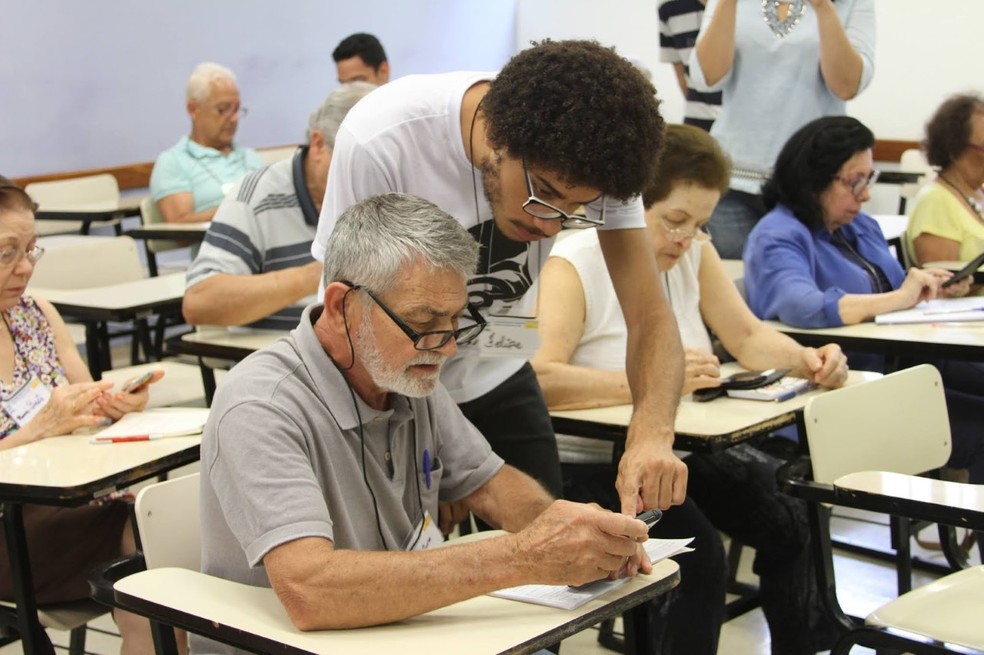 Cursos gratuitos de computação e uso de celular para idosos abrem inscrições em Natal — Foto: Henrique Fontes