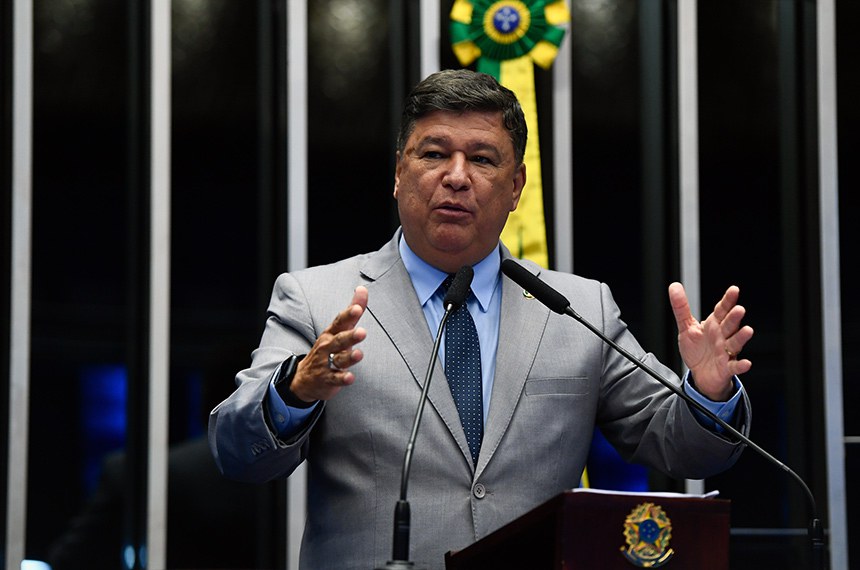 Em discurso, à tribuna, senador Carlos Viana (Podemos-MG).