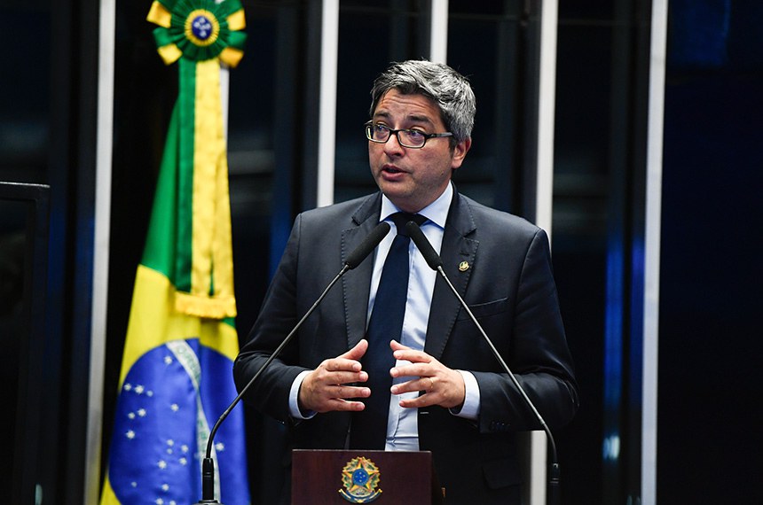 À tribuna, em discurso, senador Carlos Portinho (PL-RJ).