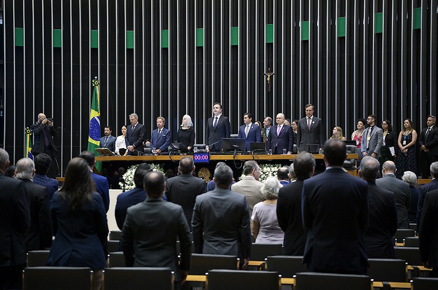 Parlamentares, autoridades e convidados acompanham execução do Hino Nacional.
 
Mesa:
vice-procurador-geral da República, Hindenburgo Chateaubriand Pereira Diniz Filho;
requerente da presente sessão, deputado Luiz Fernando Faria (PSD-MG);
presidente do Superior Tribunal de Justiça (STJ), ministra Maria Thereza de Assis Moura;
presidente do Senado Federal, senador Rodrigo Pacheco (PSD-MG);
secretário-geral da Mesa do Senado Federal, Gustavo A. Sabóia Vieira;
vice-presidente do Supremo Tribunal Federal (STF), ministro Edson Fachin; 
vice-presidente do Conselho Federal da Ordem dos Advogados do Brasil (OAB), Rafael de Assis Horn.