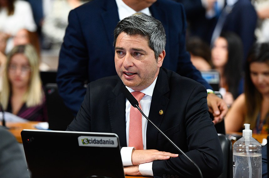 Em pronunciamento, à bancada, senador Carlos Portinho (PL-RJ).