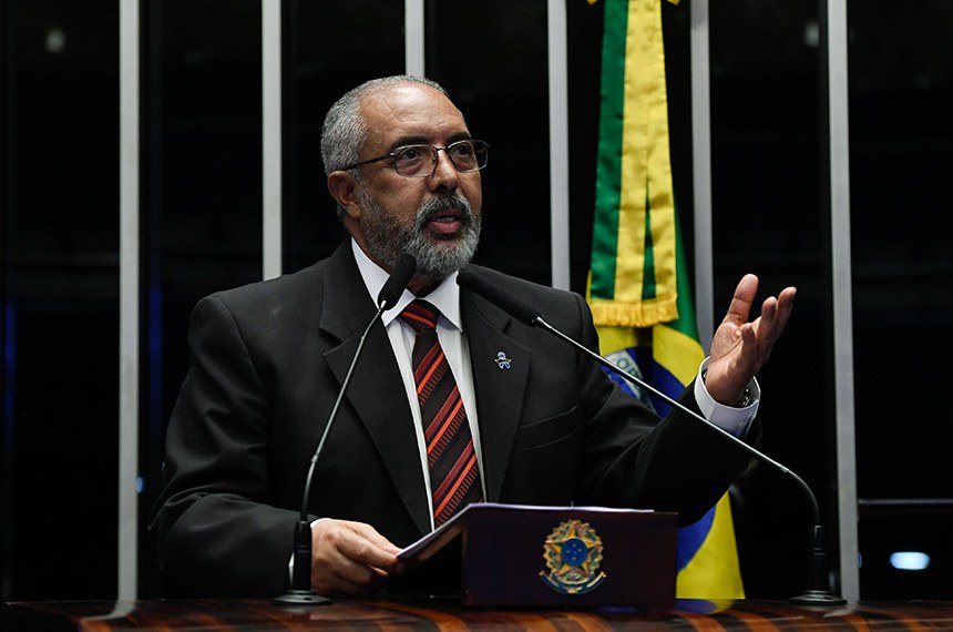 Em discurso, à tribuna, senador Paulo Paim (PT-RS).