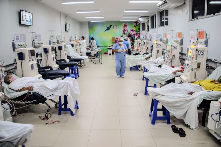 Pacientes fazendo hemodiálise no Hospital Regional de Marabá, no Pará