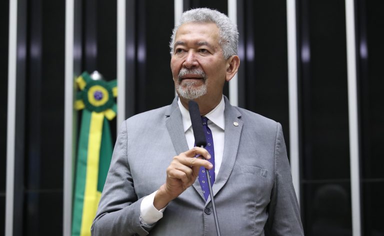 Deputado Paulão fala ao microfone