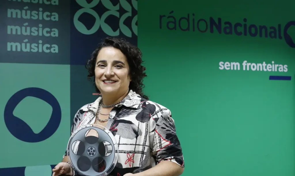 Rio de Janeiro (RJ) 29/04/2024 – A narração de um gol por Luciana Zogaib, da equipe de Esportes da Empresa Brasil de Comunicação (EBC), veiculada na Rádio Nacional, foi premiada no festival de cinema de futebol Cinefoot. Foto: Fernando Frazão/Agência Brasil