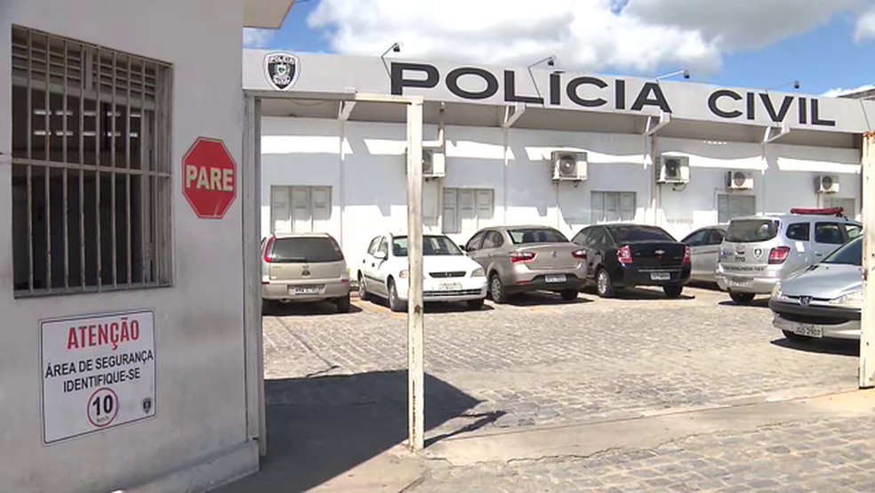 Suspeito foi levado para a Central de Polícia em Campina Grande — Foto: Reprodução/TV Paraíba