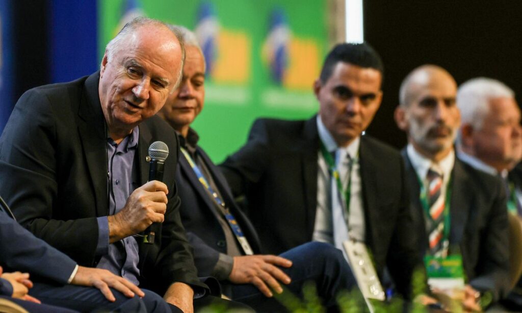 Brasília (DF) 22/05/2024 – Presidente da Confederação Nacional de Municípios (CNM), Paulo Ziulkoski discursa na A 25ª Marcha a Brasília em Defesa dos Municípios continua, sobre mudança de climas.
Foto: Jose Cruz/Agência Brasil