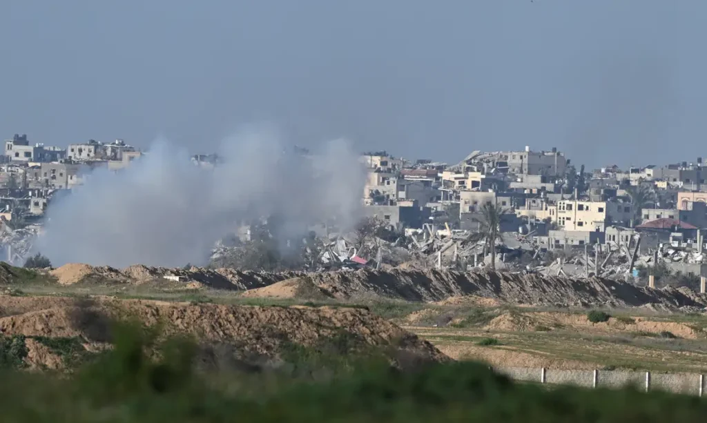 Fumaça no centro de Gaza vista de Israel
 14/2/2024   REUTERS/Dylan Martinez