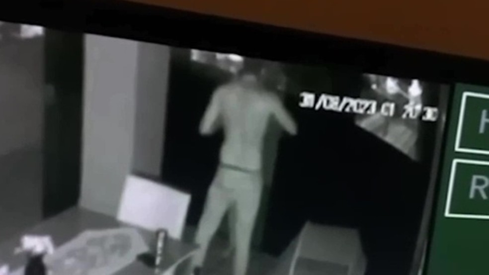 Vídeo mostra médico paraibano agredindo mulher dentro de casa, em João Pessoa — Foto: Reprodução/g1
