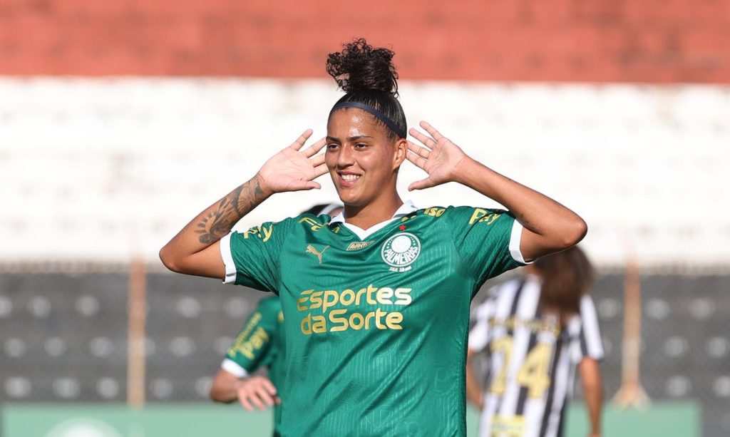 Amanda balançou a rede três vezes na vitória do Palmeiras por 6 a 0 contra o Santos, no Brasileiro Feminino, em 11/05/2024