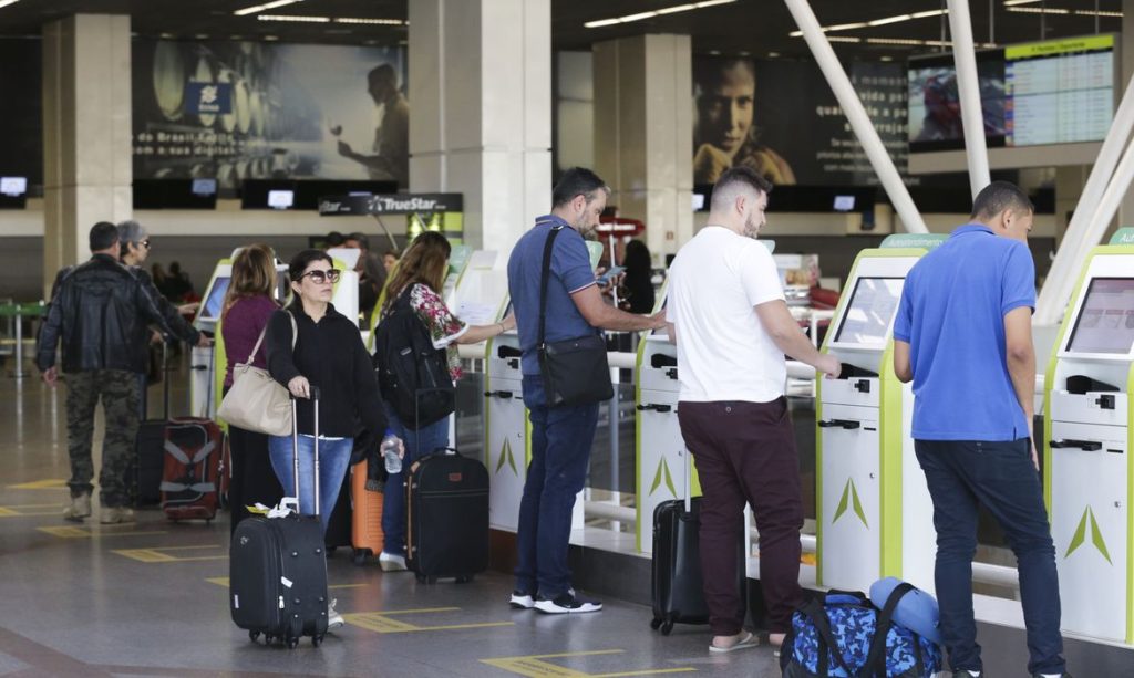 Representantes do Procon, Prodecon, MPDFT e OAB-DF participam da Blitz Nacional dos Aeroportos para fiscalizar a cobrança da franquia de bagagem, no Aeroporto Internacional de Brasília.
