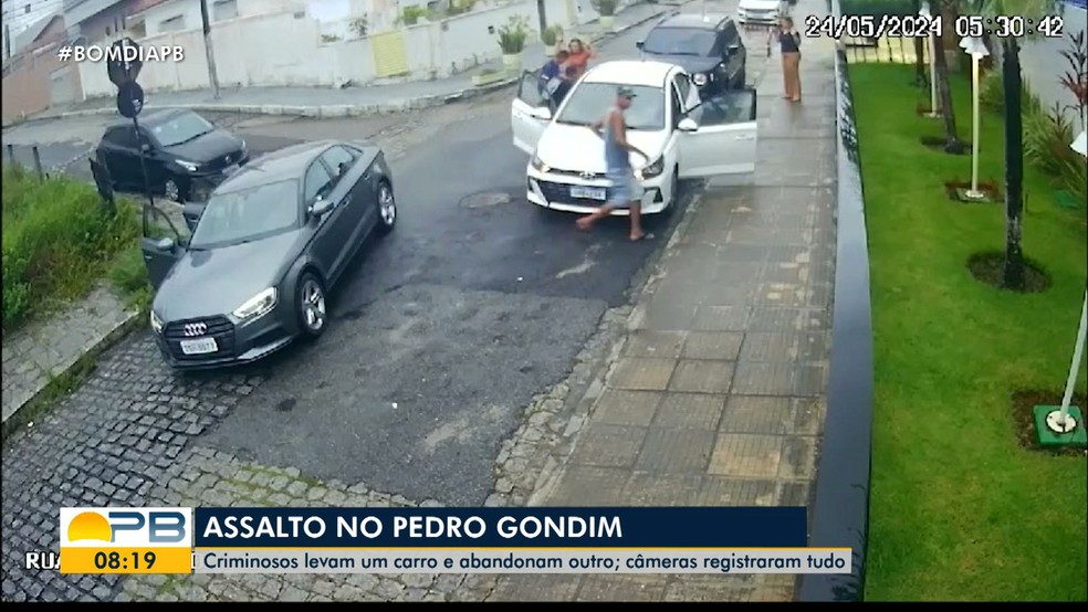 Assalto em bairro de João Pessoa é flagrado por câmeras de segurança — Foto: TV Cabo Branco/Reprodução