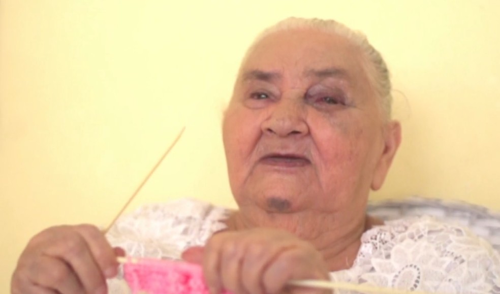 Dona Beatiz Ferreira, de 91 anos, costurando para doar peças a famílias carentes — Foto: Anselmo Ferreira/Inter TV Cabugi