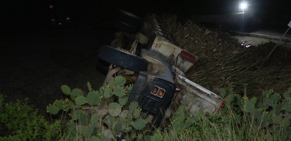 Ao tentar freiar para não cair no barranco, o caminhão acabou tombando. — Foto: Reprodução/TV Cabo Branco