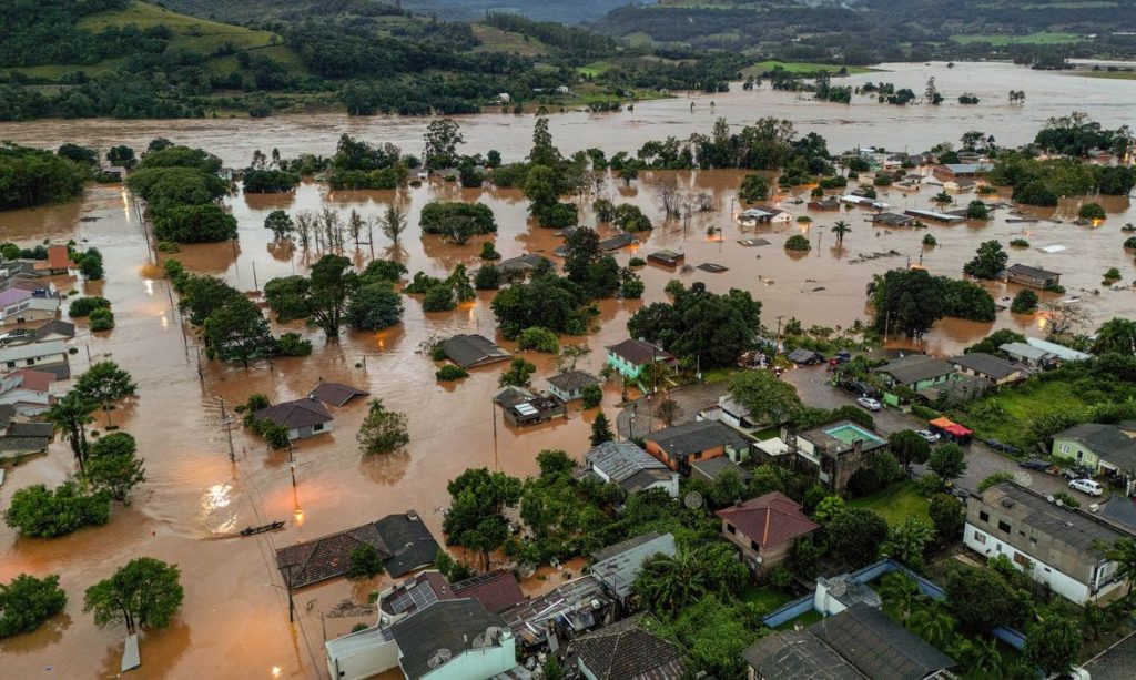 Vista aérea de área inundada perto do rio Taquari, na cidade de Encantado, no Rio Grande do Sul
01/05/2024 REUTERS/Diego Vara