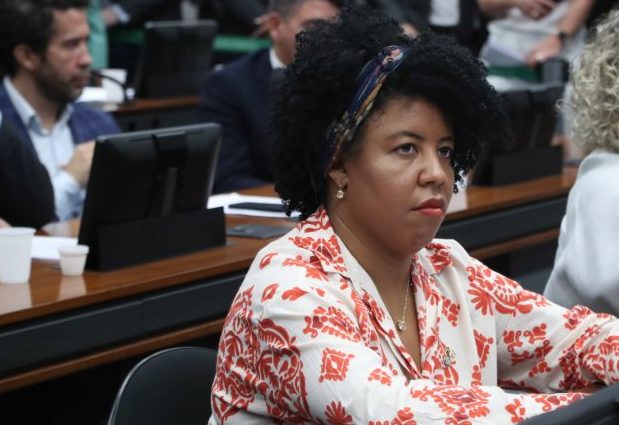 Deputada Jack Rocha fala ao microfone