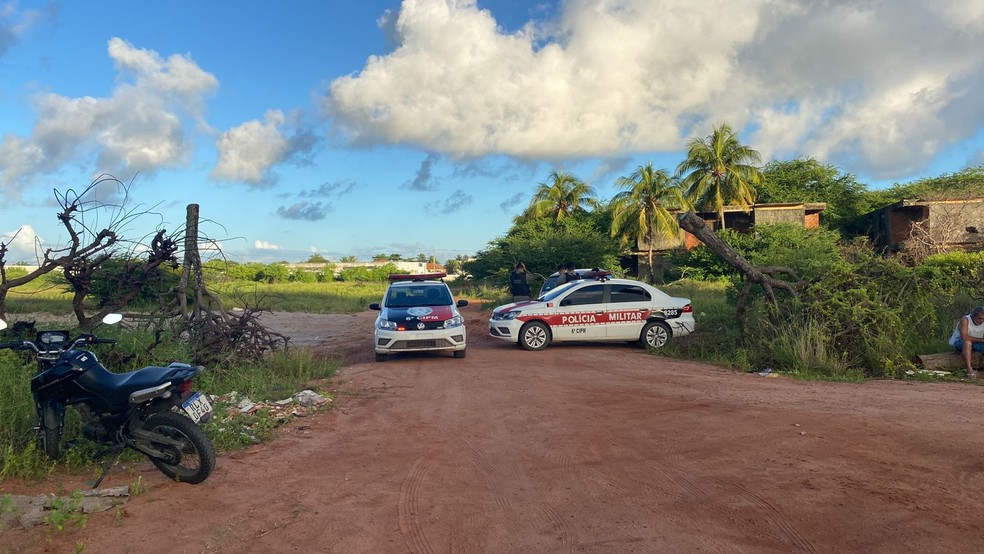 Corpo de motorista por aplicativo foi encontrado no loteamento Praia Grande, na Praia do Poço, em Cabedelo. — Foto: Antônio Vieira/TV Cabo Branco